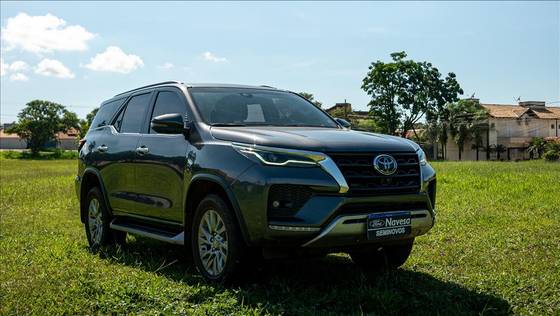 TOYOTA HILUX SW4 2.8 D-4D TURBO DIESEL SRX 4X4 AUTOMÁTICO